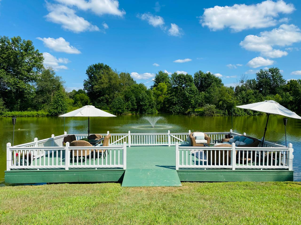 Floating dock with lounge seating facing the lake fountain